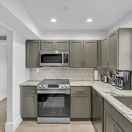 One Bedroom Steps Away From The Beach! 서니아일스비치 외부 사진