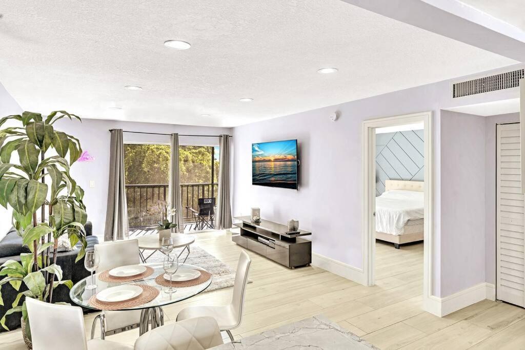 One Bedroom Steps Away From The Beach! 서니아일스비치 외부 사진