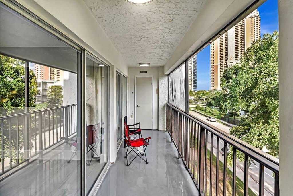 One Bedroom Steps Away From The Beach! 서니아일스비치 외부 사진