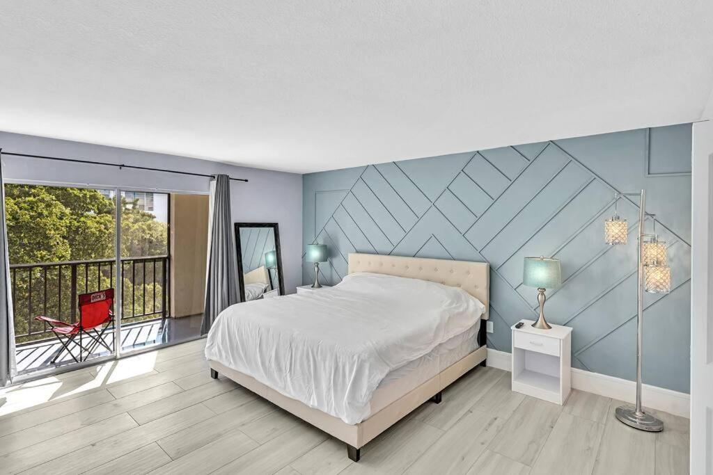 One Bedroom Steps Away From The Beach! 서니아일스비치 외부 사진